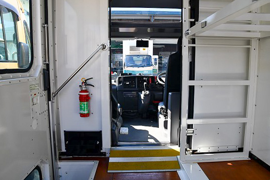 荷台から運転席への視点