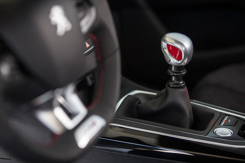 プジョーのラインアップで唯一の左ハンドル＋MT車となるPEUGEOT 308 GTi by PEUGEOT SPORT