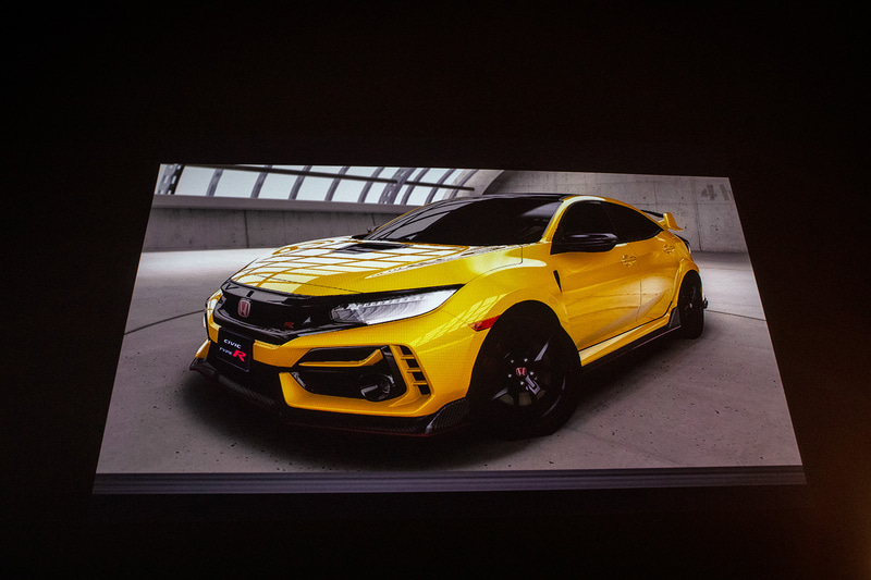 リミテッドエディションのボディカラーは、1990年代のTYPE Rを彷彿させるサンライトイエローII×ブラックの専用2トーンカラーのみの設定