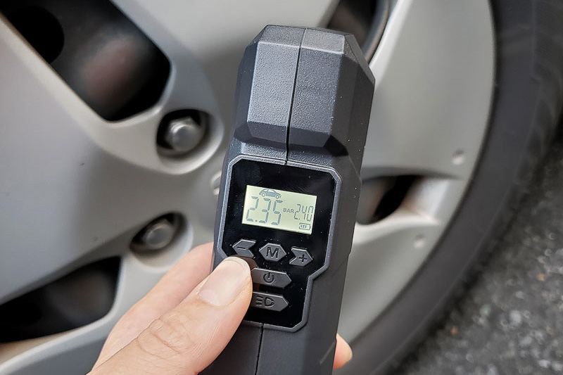 空気圧を適切に管理して燃費悪化を防止。液晶モニターには設定空気圧や充填モード、バッテリー残量などを表示する