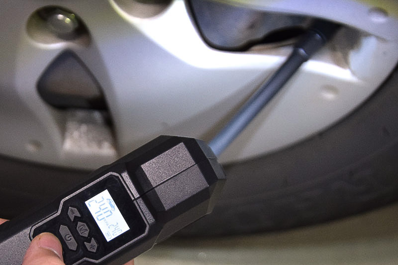 本体にはLEDライトを備え、暗い場所での作業も可能となる