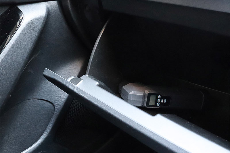 グローブボックスなどに常備できるコンパクト設計