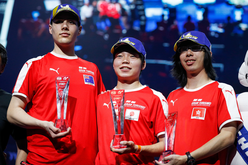 2位のコディー・ラトコフスキ選手（左）、優勝した宮園選手（中）、3位のジョナサン・ウォン選手（右）