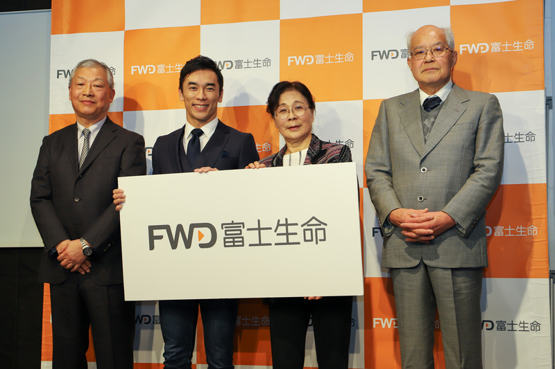 FWD富士生命保険は、レーシングドライバーの佐藤琢磨選手を起用した新CMを発表