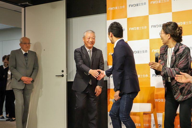 トークショー後半は琢磨選手の恩師がサプライズで登場。左から大澤進氏、樽井良司氏、琢磨選手、昭子さん