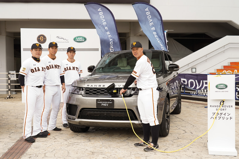 オフィシャルカー貸与式ではジャガーとランドローバーのビッグキーが贈呈され、「I-PACE」「レンジローバー スポーツ PHEV」の充電セレモニーも行なわれた