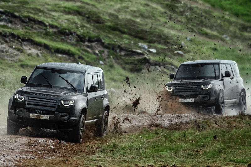 ぬかるんだ道や河川をパワフルに駆け抜ける新型ディフェンダー