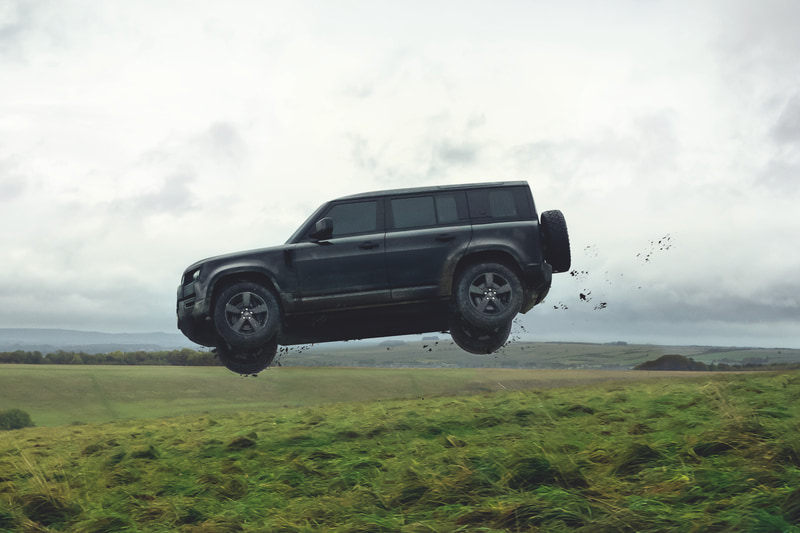 撮影に使われたディフェンダーは、スロバキアにある新工場で作られた車体。サントリー二ブラックモデルをベースに、薄暗いキックプレート、20インチのダークフィニッシュホイール、オフロード用プロフェッショナルタイヤを装着する