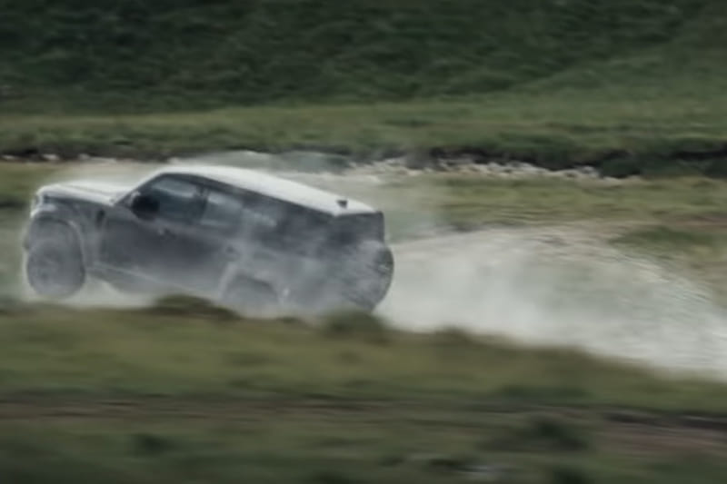 ぬかるんだ道や河川をパワフルに駆け抜ける新型ディフェンダー