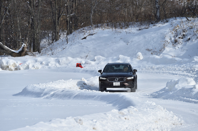 雪中の林道を模したコースでも、制御が働き狙ったラインをきれいにトレースして走れた