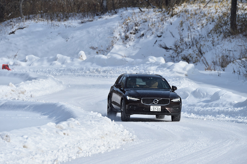 雪中の林道を模したコースでも、制御が働き狙ったラインをきれいにトレースして走れた