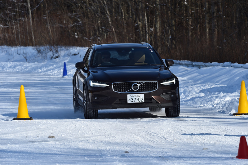 ABS作動中でも、ステアリングを切れば、操舵が効くように介入してくれる