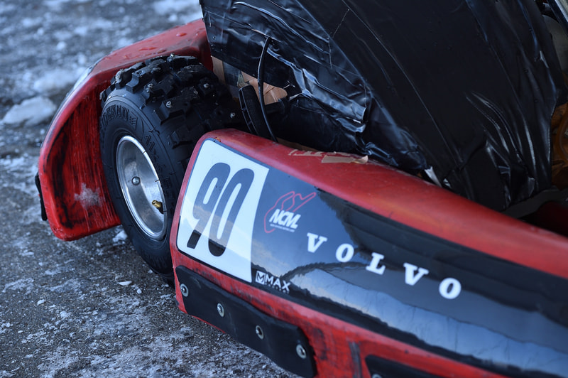 カートのタイヤはスパイク仕様で凍った路面でもグイグイ走る