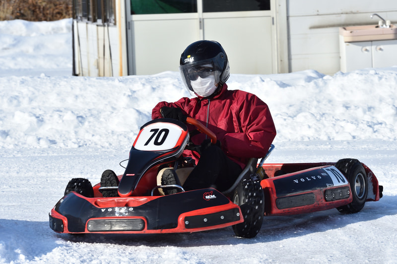 暖冬とはいえカートで走るとさすがに寒かった