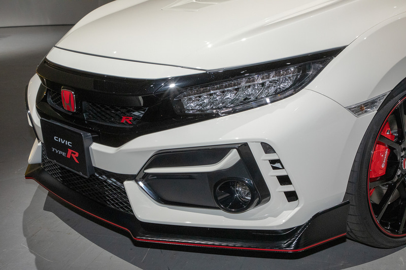 フロントに追加されたカナード形状のパーツ