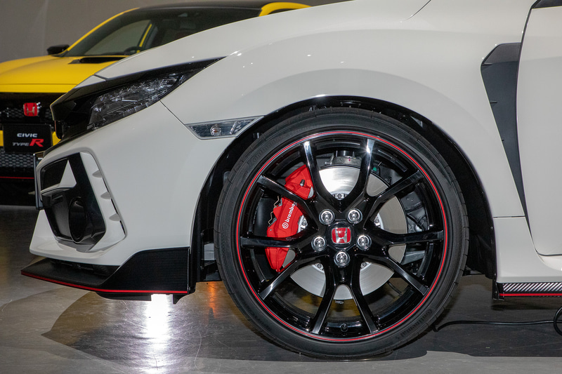 シビック TYPE Rの20インチ鋳造アルミホイール。タイヤは変更なくコンチネンタルのスポーツコンタクト6。サイズは245/30ZR20