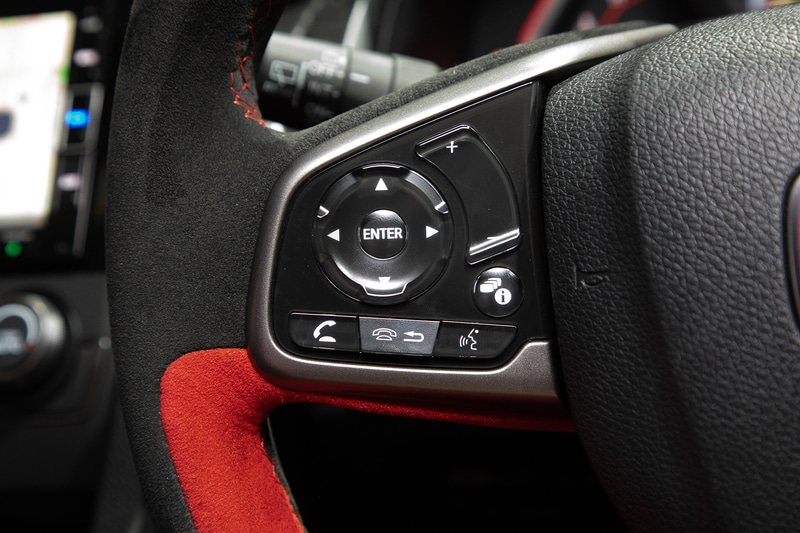 左手側はカーナビ、オーディオ、ハンズフリーフォンのボタンが付く