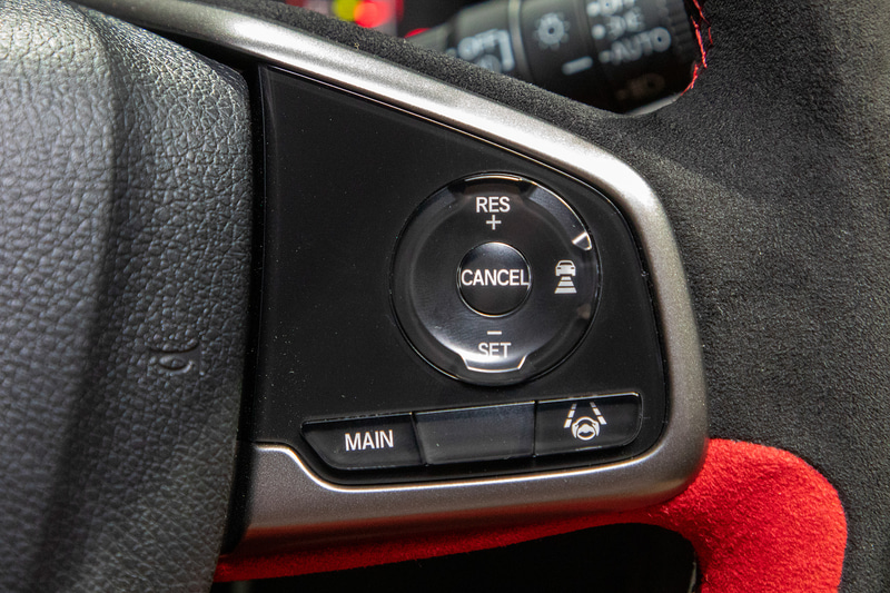 右手側はACCやHonda SENSINGのボタンが付く
