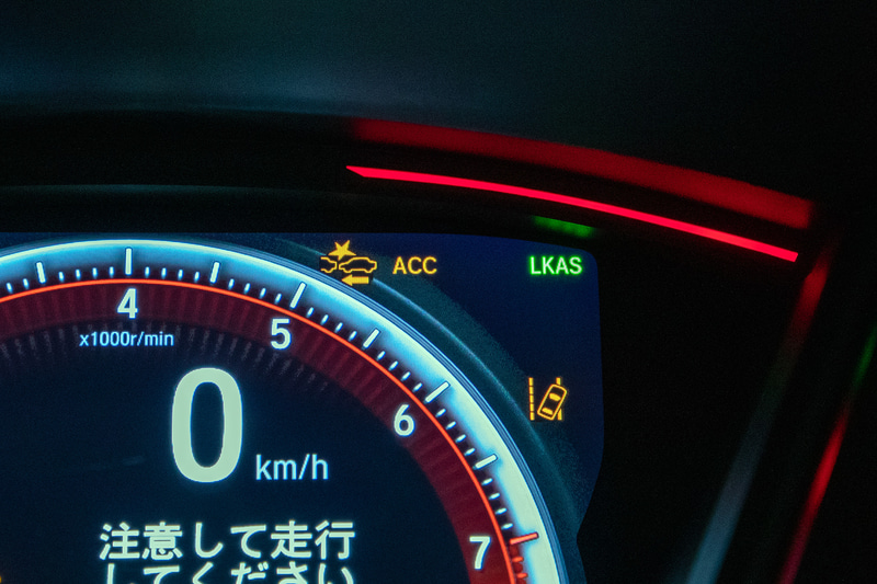 メーターまわりのデザインに変更はないが、ACCやLKASなどの動作状況を示すインジケーターが追加されている