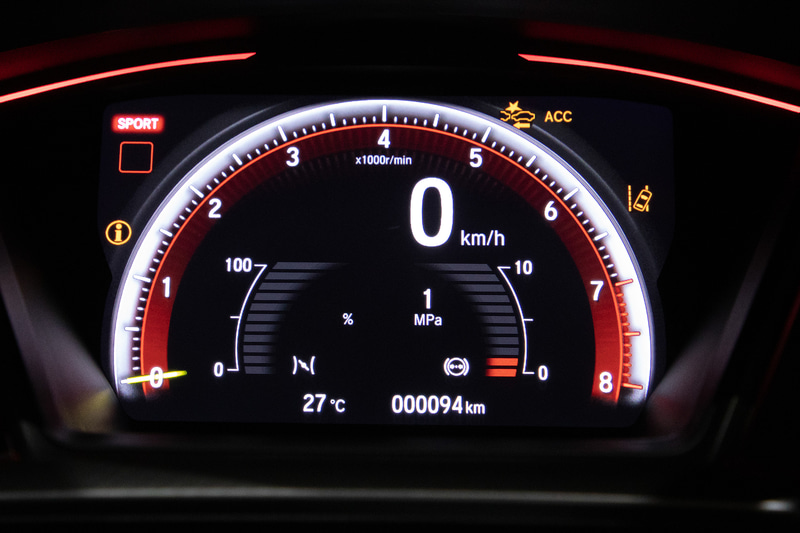 中央右下にある目盛りはブレーキの踏力を表示するもの。踏む力が強いほど赤色のレベルゲージが上がっていく。左下の目盛りはアクセル開度を表示。サーキット走行時に車載カメラで撮影しておけば、後でアクセルの踏み方やブレーキングのチェックができる