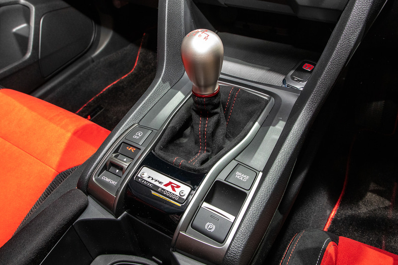 シフトノブは球体からティアドロップ型に変更。柿沼氏をはじめ開発スタッフが何度も操作を繰り返して、握り心地を確かめながら最適な形状を導き出した