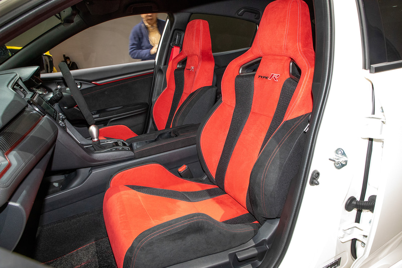 シートは前席、後席とも変更なし