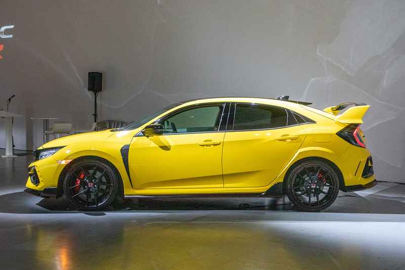 ボディーカラーは「サンライトイエローII」×「ブラック」の専用2トーンカラーのみの設定