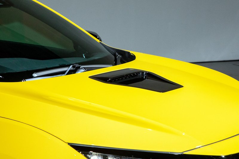 ルーフとドアミラーキャップ。ボンネットのインテークカバー、リアウイングスポイラーがブラック単色となる