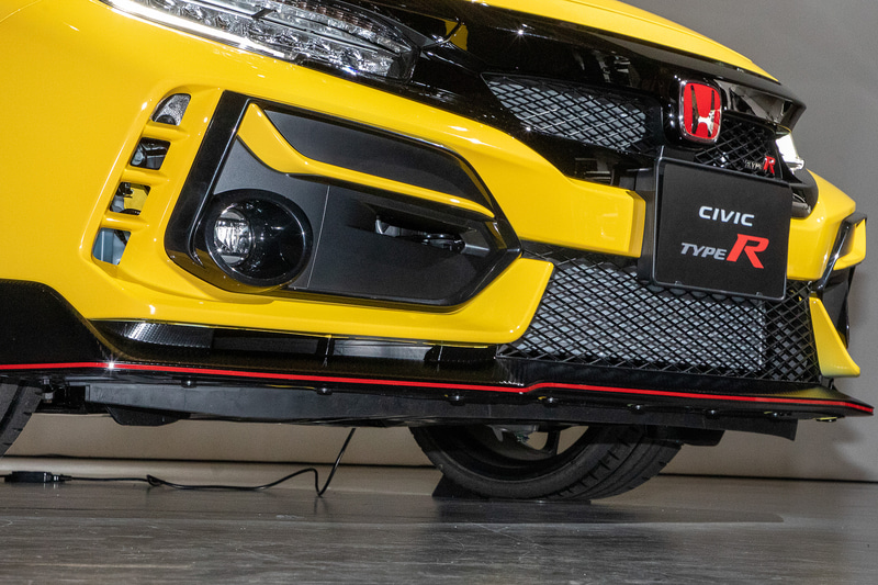 バンパーの下に見えるのがマイナーチェンジで形状変更と補強が施されたフロントエアスポイラー