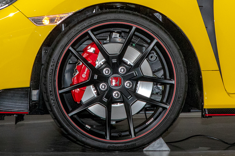 アルミホイールは専用のBBS製鍛造タイプ。初期は1本あたりの重量が11.37kgだったが、改良を重ねていき1本あたり10.79kgまで軽量化。また、強度とホイールが持つ「粘り」による乗り味の向上も目標に達したという