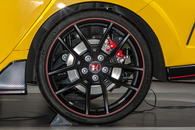 アルミホイールは専用のBBS製鍛造タイプ。初期は1本あたりの重量が11.37kgだったが、改良を重ねていき1本あたり10.79kgまで軽量化。また、強度とホイールが持つ「粘り」による乗り味の向上も目標に達したという