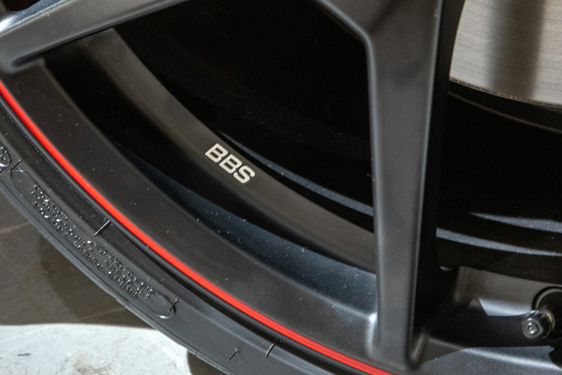 ホイールにはBBSのロゴとFORGEDの文字が塗装後に彫られる