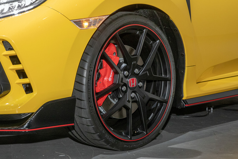 リミテッドエディションはミシュランのパイロットスポーツCUP2を履く。サイズは245/30ZR20。ホイールとタイヤの変更に合わせてダンパーを専用セッティングが施される