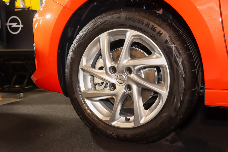 ホイールは16インチ、タイヤはコンチネンタルのEcoContact 6が装着される。サイズは195/55R16