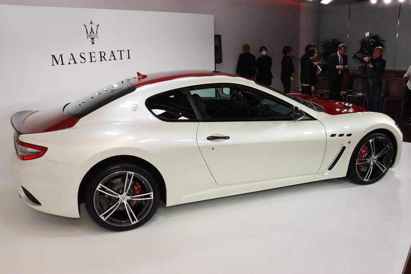 ボディカラーは「ビアンコ・フジ」と「ロッソ・イタリアーノ」の2トーン仕上げ