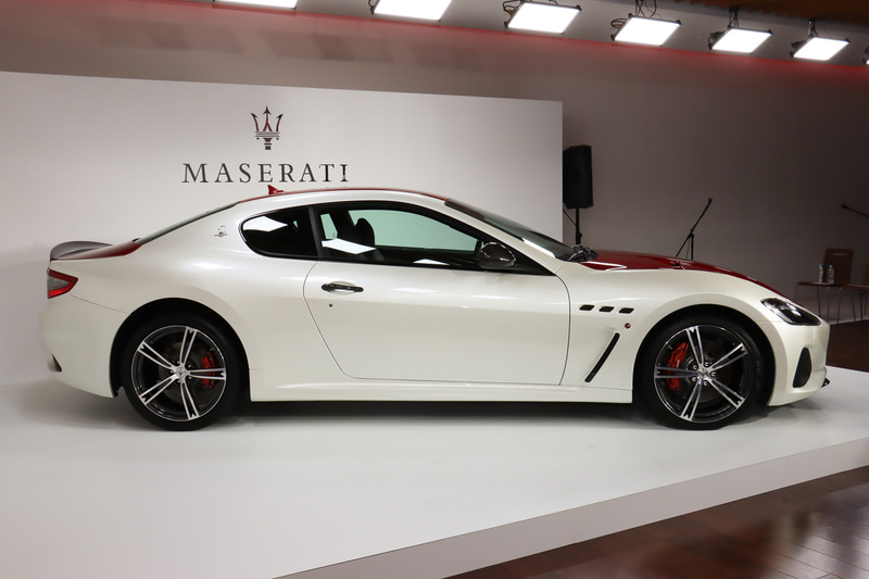 ボディカラーは「ビアンコ・フジ」と「ロッソ・イタリアーノ」の2トーン仕上げ