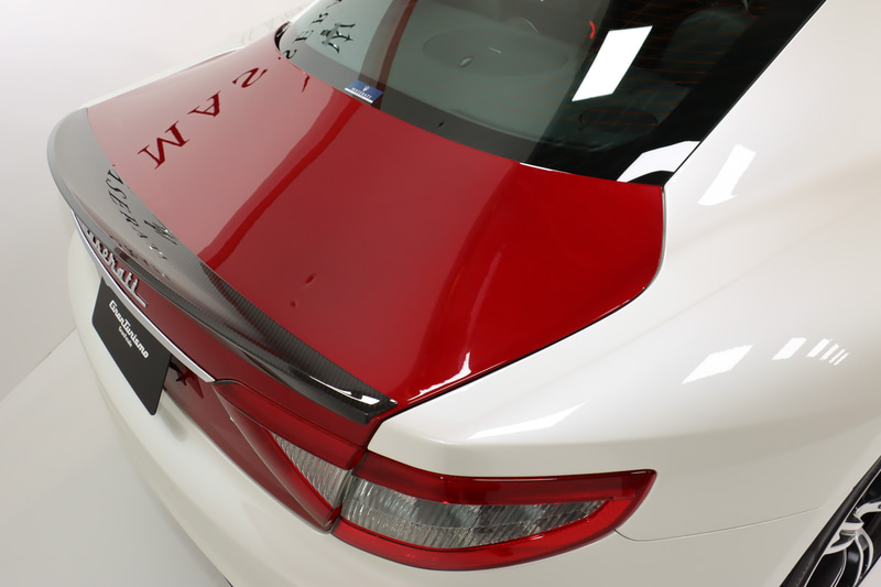 ボディカラーは「ビアンコ・フジ」と「ロッソ・イタリアーノ」の2トーン仕上げ