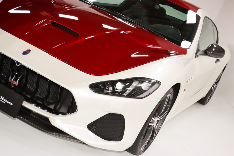 ボディカラーは「ビアンコ・フジ」と「ロッソ・イタリアーノ」の2トーン仕上げ