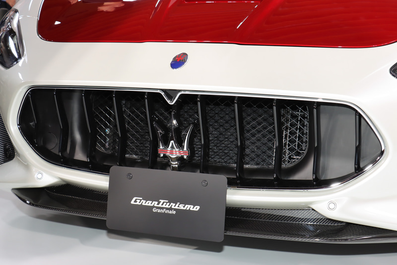 フロントグリルの“トライデント”エンブレムにも赤いラインが入る