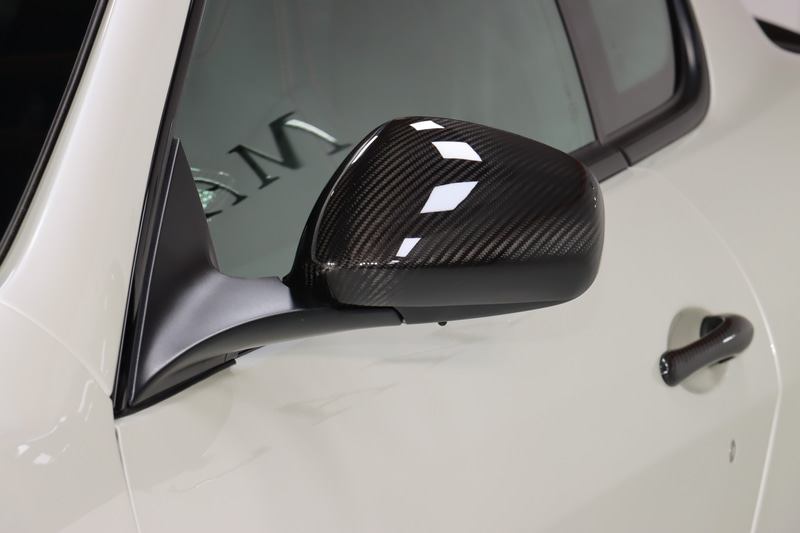 ドアミラーやドアハンドルがカーボン素材となる「エクステリア・カーボン・キット」を特別装備
