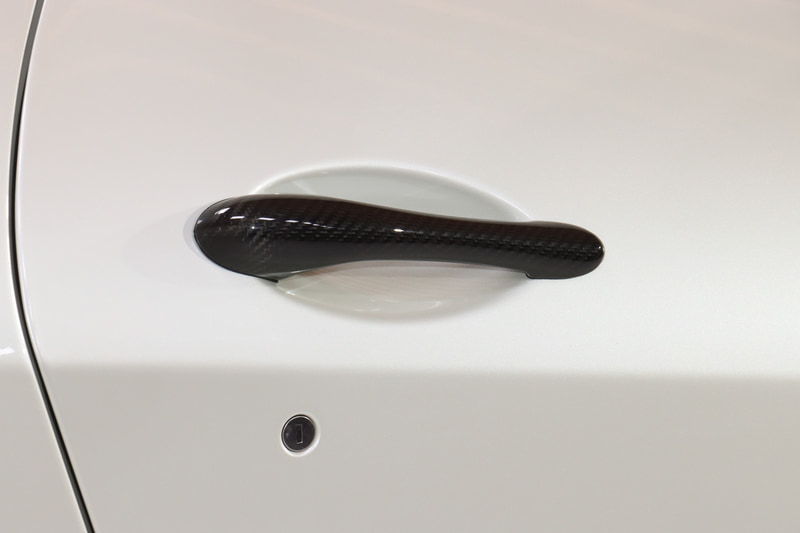 ドアミラーやドアハンドルがカーボン素材となる「エクステリア・カーボン・キット」を特別装備