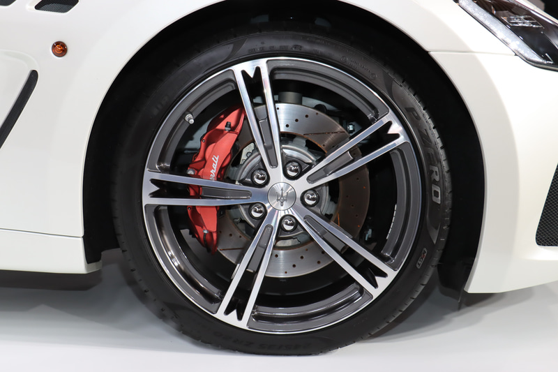 20インチアロイホイール「トロフェオ」とアルマイト加工のレッドキャリパーを装備。タイヤはピレリのP-ZEROで、サイズはフロントが245/35ZR20リアが285/35ZR20