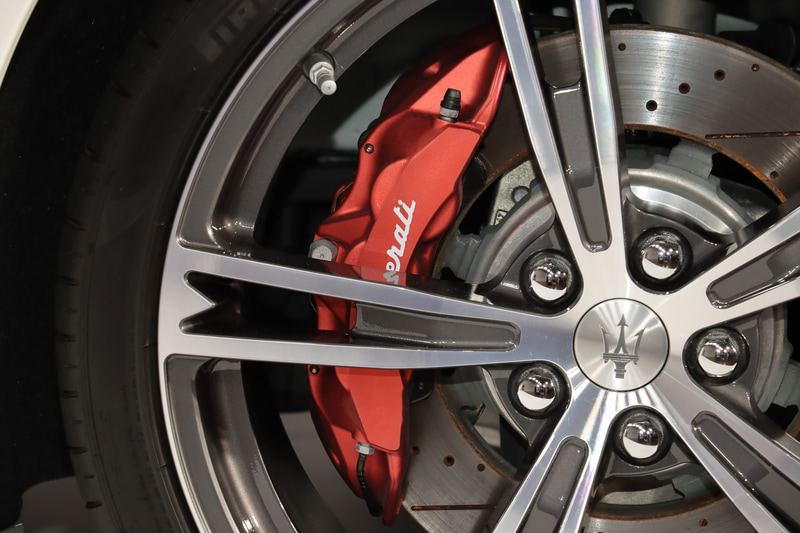 20インチアロイホイール「トロフェオ」とアルマイト加工のレッドキャリパーを装備。タイヤはピレリのP-ZEROで、サイズはフロントが245/35ZR20リアが285/35ZR20