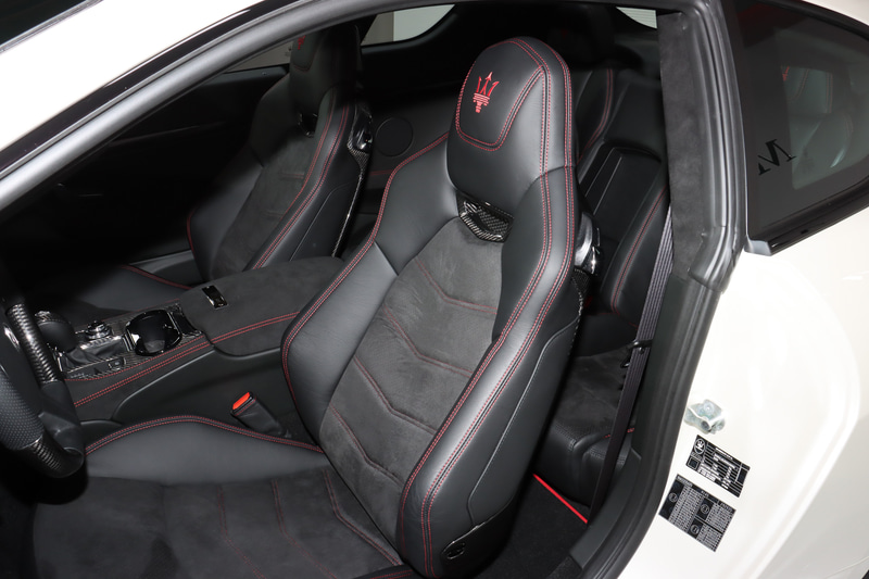 カーボンファイバー製のステアリングホイールやMCデザイン・アルミニウム製スポーツペダル、、レッドステッチなどで車内のスポーティイメージを強調している