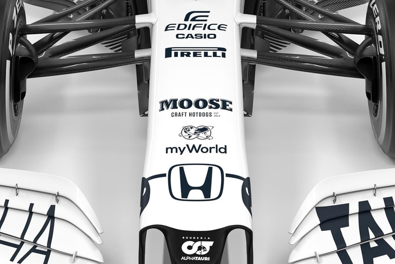 オフィシャルパートナー契約が2021年まで更新され、「Scuderia AlphaTauri」のF1マシン「Scuderia AlphaTauri Honda AT01」のノーズ部分などに「CASIO」「EDIFICE」のロゴを設定
