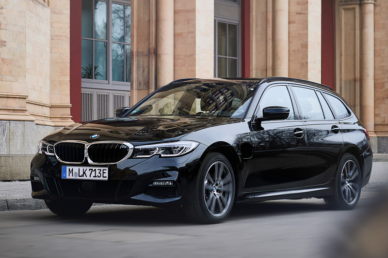 4輪駆動システム「xDrive」を採用する「330e xDrive ツーリング」も設定