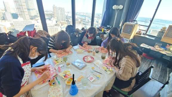 無心になって黙々とクッキー作りに熱中する5人。これはあゆみ先生が知らぬ間に撮っておいてくれました（笑）。もう細かい線を描く時なんて、息を止めていることに気がつかないくらいなんです。大人になってから、こんなに何か1つのことに集中したことってあんまりないなぁと、久々の感覚を味わいました