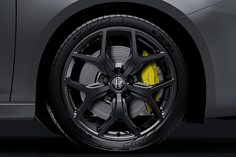 ダークカラーの18インチ“ダイナミックデザイン”アルミホイールを特別装備し、ブレンボ製ブレーキキャリパーもイエロー塗装となる