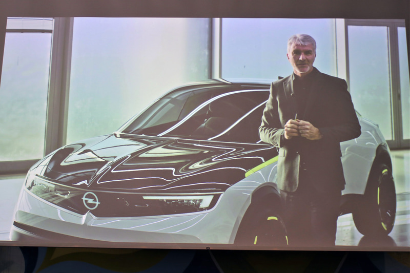 オペル デザイン副社長のマーク・アダムス氏とGTXエクスペリメンタル