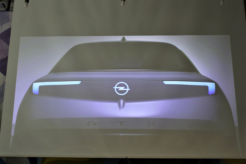 オペル デザイン副社長のマーク・アダムス氏とGTXエクスペリメンタル